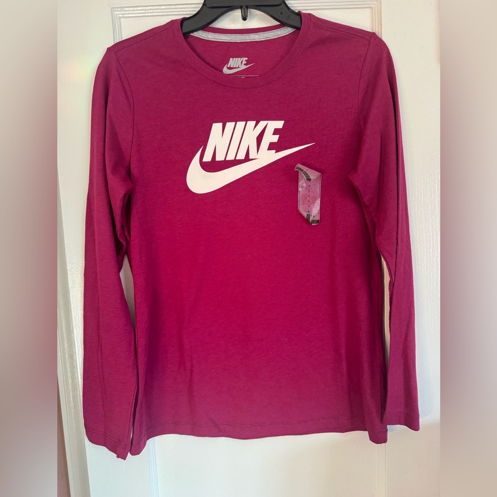 NWT Nike Women’s Slim Fit Long Sleeve Tee Combo Colors Berry hue Active run walk - Picture 2 of 7